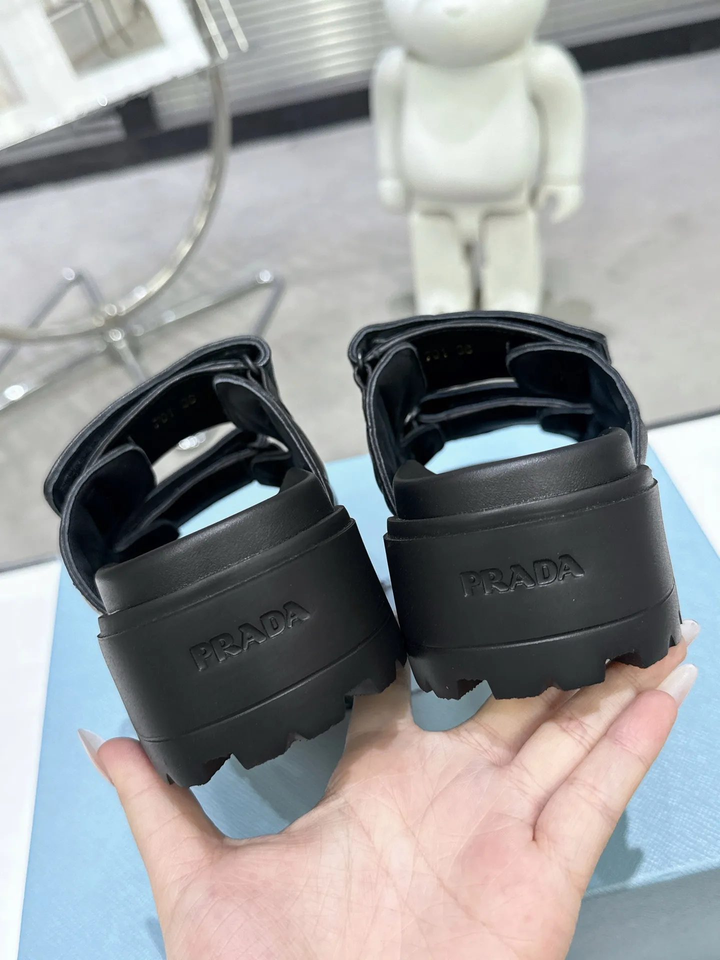 👟👟Ex-factory price 440👟👟 PRADA 2025 vs spring and summer popular sandals series... [Thick-soled double-button sandals] Original 1:1 customization, this year's most fashionable and popular retro British style, simple and elegant, all styles are good-looking, platform thick soles make you slimmer and taller, very comfortable, fashionable and versatile... Many Internet celebrities are on their feet. These platform round-toe thick-soled shoes are very popular this year. They can be worn (increased) for both leisure and leisure. ❶Material: Customized imported calf leather ❷Inner: Customized imported sheepskin ❸Outsole: Original molded ultra-light outsole ❹Sole thickness: 5.5cm ❺Number of yards: 35-40 ❻Packaging: Original full set of packaging ☀Color: Official website updated simultaneously